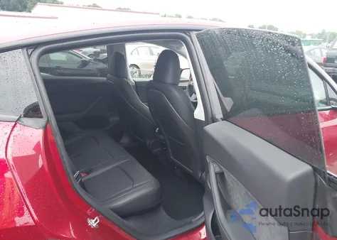 2024 Tesla Model Y Long Range Dual Motor All-Wheel Drive z USA, uszkodzony, nr VIN 7SAYGDEE1RF988367